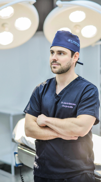 Dr. Gabriel Meireles Cirurgião da Mão em Juiz de Fora Ortopedista especialista em Cirurgia da Mão Ortopedista especialista em Mão Tratamento da dor nas mãos Cirurgia da Mão e Punho Cirurgia para Síndrome do Túnel do Carpo Tratamento para Dedo em Gatilho Cirurgia da Rizartrose Tratamento de Fraturas da Mão Tratamento de Fraturas do Punho Artroscopia do Punho Cirurgia para Epicondilite Tratamento de Cistos Sinoviais Correção de Deformidades da Mão Tratamento de Lesões Ligamentares da Mão Tratamento de Lesões Ligamentares do Punho Cirurgia de Lesão de Tendão Cirurgia de Lesões de Nervos Periféricos Cirurgia para Doença de Dupuytren Tratamento da Paralisia Braquial Obstétrica Cirurgia de Lesão do Plexo Braquial Infiltrações Articulares Tratamento da Dor Musculoesquelética Ortopedia da Mão em Juiz de Fora Especialista em dor no punho e nos dedos Cirurgia minimamente invasiva da mão Atendimento ortopédico humanizado Recuperação funcional da mão Ortopedista em Juiz de Fora com foco em mãos