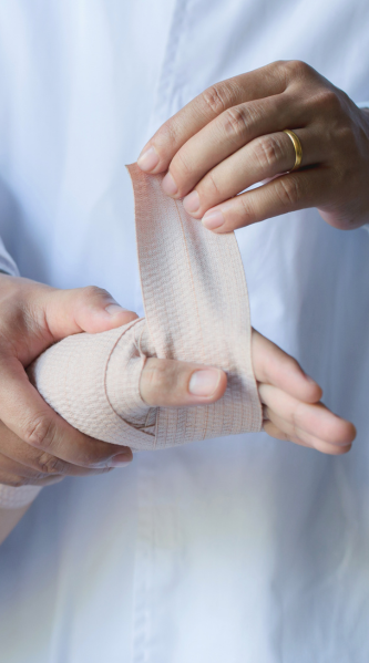 Dr. Gabriel Meireles Cirurgião da Mão em Juiz de Fora Ortopedista especialista em Cirurgia da Mão Ortopedista especialista em Mão Tratamento da dor nas mãos Cirurgia da Mão e Punho Cirurgia para Síndrome do Túnel do Carpo Tratamento para Dedo em Gatilho Cirurgia da Rizartrose Tratamento de Fraturas da Mão Tratamento de Fraturas do Punho Artroscopia do Punho Cirurgia para Epicondilite Tratamento de Cistos Sinoviais Correção de Deformidades da Mão Tratamento de Lesões Ligamentares da Mão Tratamento de Lesões Ligamentares do Punho Cirurgia de Lesão de Tendão Cirurgia de Lesões de Nervos Periféricos Cirurgia para Doença de Dupuytren Tratamento da Paralisia Braquial Obstétrica Cirurgia de Lesão do Plexo Braquial Infiltrações Articulares Tratamento da Dor Musculoesquelética Ortopedia da Mão em Juiz de Fora Especialista em dor no punho e nos dedos Cirurgia minimamente invasiva da mão Atendimento ortopédico humanizado Recuperação funcional da mão Ortopedista em Juiz de Fora com foco em mãos