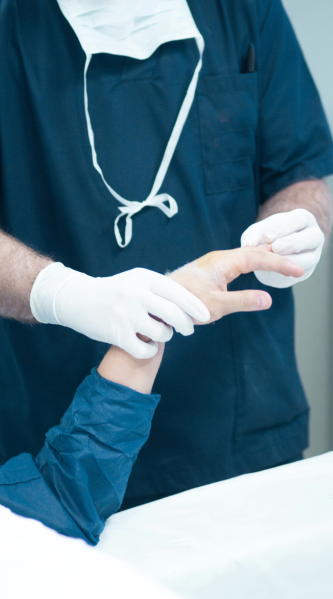 Dr. Gabriel Meireles Cirurgião da Mão em Juiz de Fora Ortopedista especialista em Cirurgia da Mão Ortopedista especialista em Mão Tratamento da dor nas mãos Cirurgia da Mão e Punho Cirurgia para Síndrome do Túnel do Carpo Tratamento para Dedo em Gatilho Cirurgia da Rizartrose Tratamento de Fraturas da Mão Tratamento de Fraturas do Punho Artroscopia do Punho Cirurgia para Epicondilite Tratamento de Cistos Sinoviais Correção de Deformidades da Mão Tratamento de Lesões Ligamentares da Mão Tratamento de Lesões Ligamentares do Punho Cirurgia de Lesão de Tendão Cirurgia de Lesões de Nervos Periféricos Cirurgia para Doença de Dupuytren Tratamento da Paralisia Braquial Obstétrica Cirurgia de Lesão do Plexo Braquial Infiltrações Articulares Tratamento da Dor Musculoesquelética Ortopedia da Mão em Juiz de Fora Especialista em dor no punho e nos dedos Cirurgia minimamente invasiva da mão Atendimento ortopédico humanizado Recuperação funcional da mão Ortopedista em Juiz de Fora com foco em mãos
