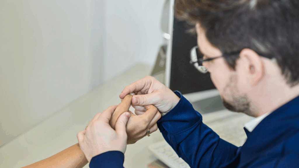 Dr. Gabriel Meireles Cirurgião da Mão em Juiz de Fora Ortopedista especialista em Cirurgia da Mão Ortopedista especialista em Mão Tratamento da dor nas mãos Cirurgia da Mão e Punho Cirurgia para Síndrome do Túnel do Carpo Tratamento para Dedo em Gatilho Cirurgia da Rizartrose Tratamento de Fraturas da Mão Tratamento de Fraturas do Punho Artroscopia do Punho Cirurgia para Epicondilite Tratamento de Cistos Sinoviais Correção de Deformidades da Mão Tratamento de Lesões Ligamentares da Mão Tratamento de Lesões Ligamentares do Punho Cirurgia de Lesão de Tendão Cirurgia de Lesões de Nervos Periféricos Cirurgia para Doença de Dupuytren Tratamento da Paralisia Braquial Obstétrica Cirurgia de Lesão do Plexo Braquial Infiltrações Articulares Tratamento da Dor Musculoesquelética Ortopedia da Mão em Juiz de Fora Especialista em dor no punho e nos dedos Cirurgia minimamente invasiva da mão Atendimento ortopédico humanizado Recuperação funcional da mão Ortopedista em Juiz de Fora com foco em mãos